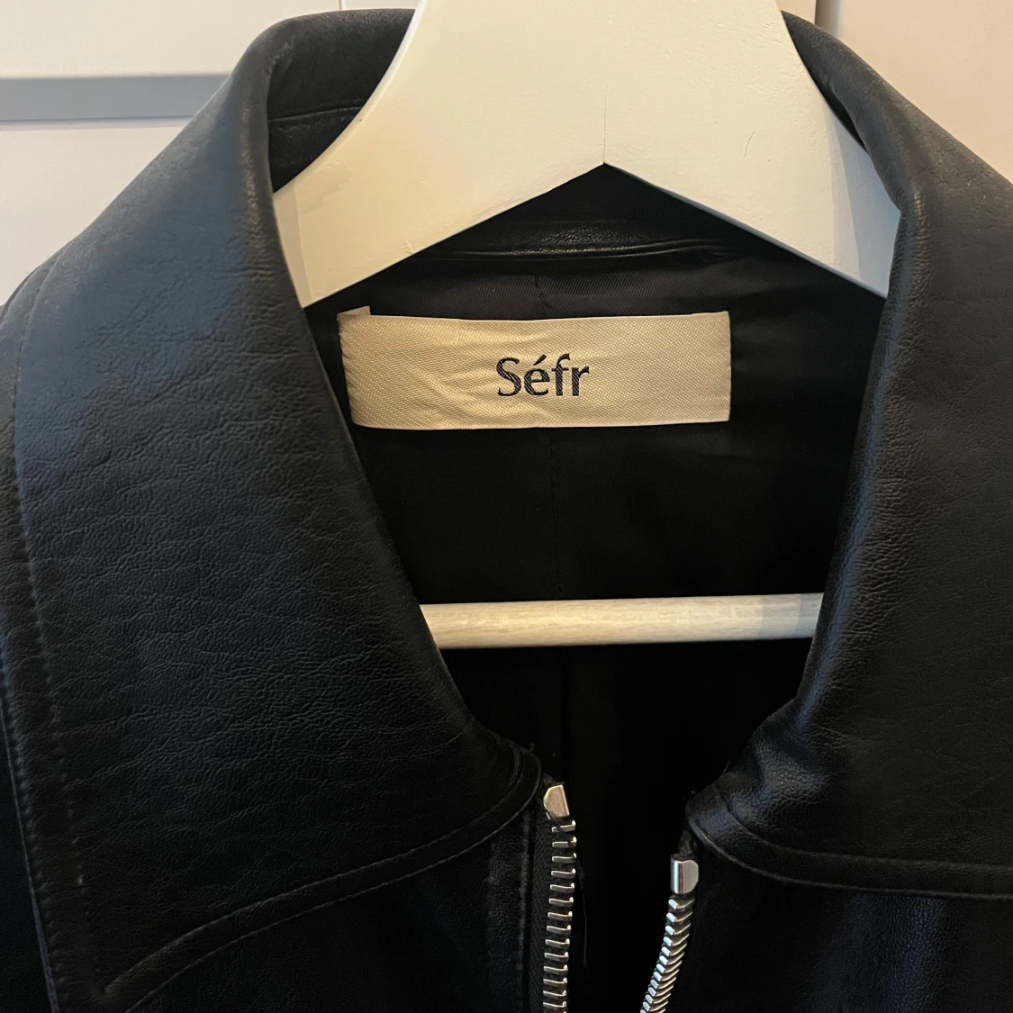 Svart skinnjacka med dragkedja från Séfr - 4