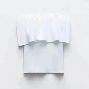 Vit axelbandslös volangtopp från zara - Säljer en helt ny utan prislapp, aldrig använt och är i mycket fint skick. Är i storlek M men passar en S