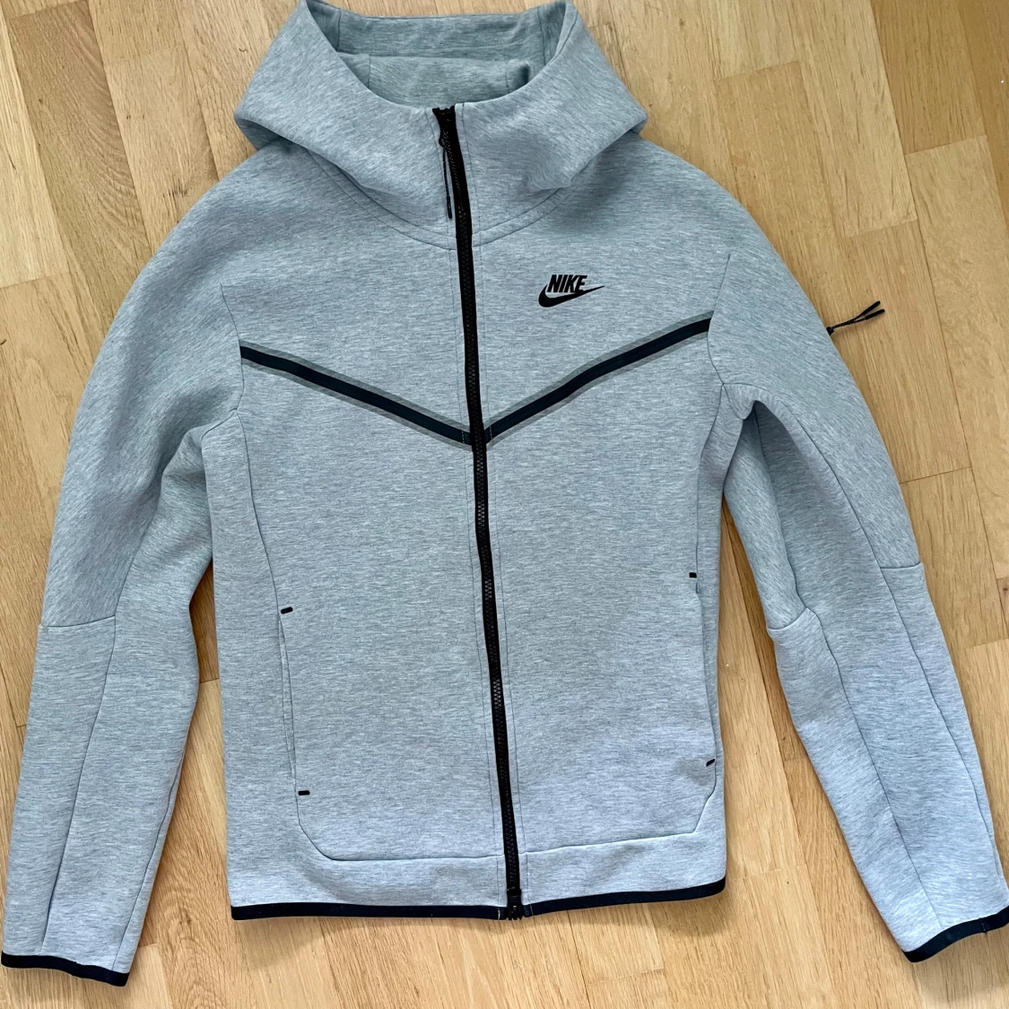 Grå nike tech fleece