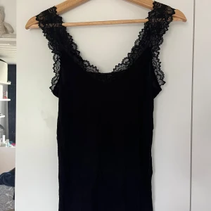Linne med spets - Linne i storlek S från Vero Moda med axelband i spets. Använt någon gång men inget som märks. Pris kan diskuteras   Hör av dig vid frågor