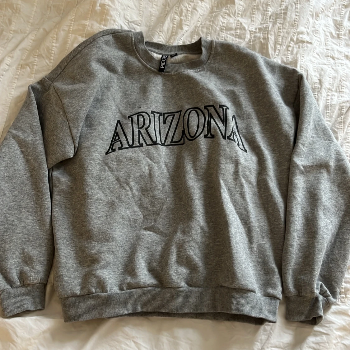 Grå sweatshirt med tryck från PIECES