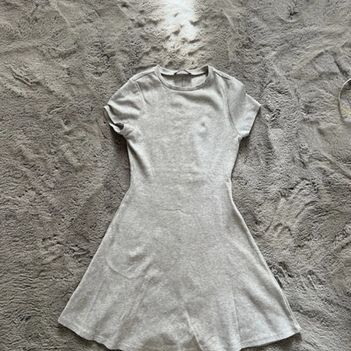 Ljusgrå kortklänning - 1