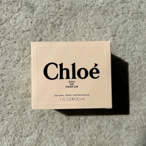 Chloé parfym - säljer denna parfym då jag inte använder den längre. Den luktar såååå gott och passar jättebra till sommaren😍💕🥰nypris är 935kr