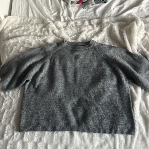 Grå stickad tröja från 157 - Säljer min gråa tröja från lager, knappt använd och den är i mycket bra skick. Den är i storlek S men passar även M och L då den är stor i storleken💕