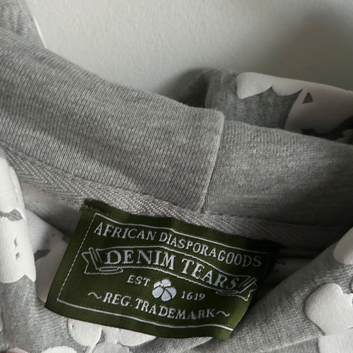 Grå hoodie med vita blommönster från Denim Tears - 2