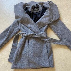 Grå kappa med bälte från Amisu - Grå kappa i jätte bra skick. Inga fläckar, hål eller lukt. 