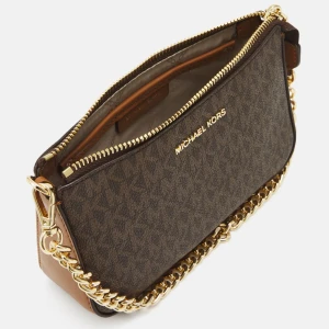 Brun axelväska från Michael Kors - Säljer en snygg brun axelväska från Michael Kors med guldiga detaljer och kedjerem. Väskan är i nyskick och har använts 1 gång. 