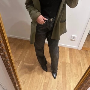 Svarta raka jeans från Gina Tricot  - Svarta raka jeans från Gina Tricot med klassisk passform i storlek 34. 