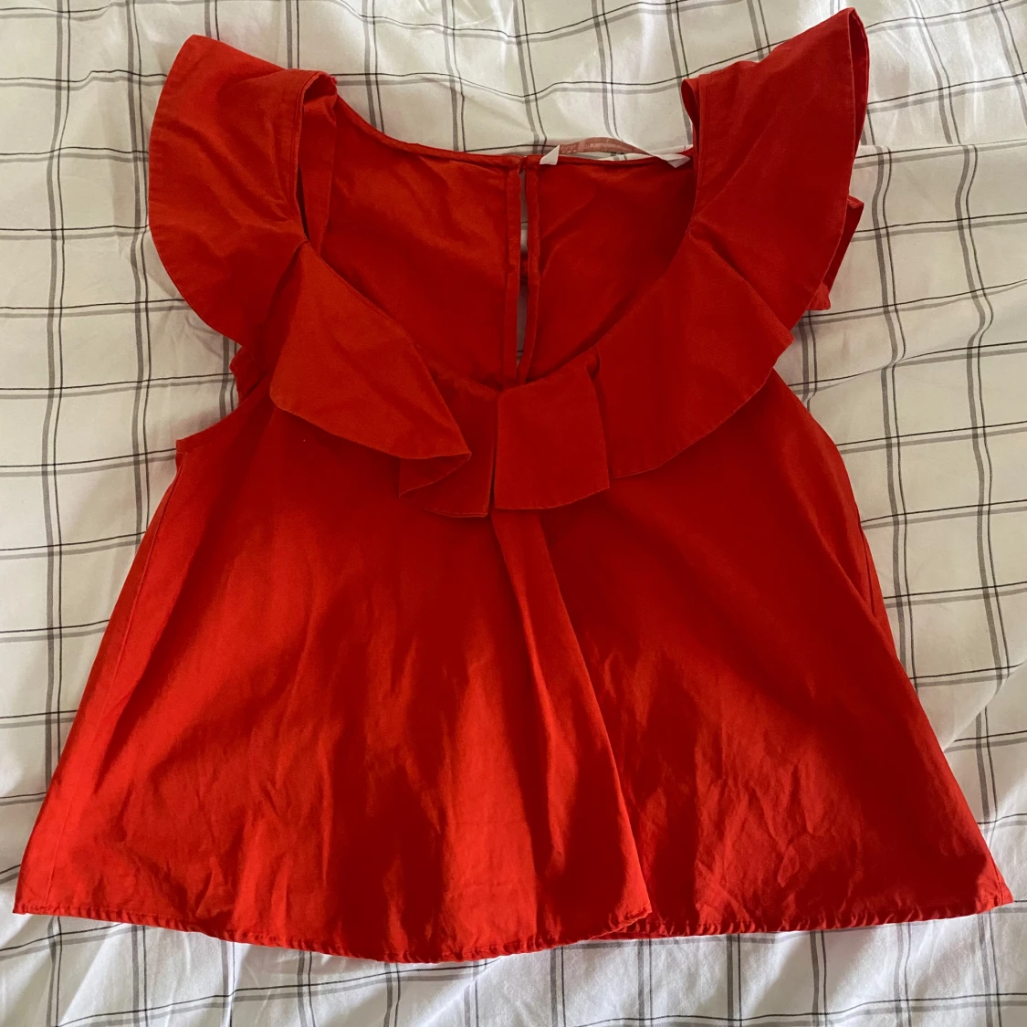 Röd blus med volang