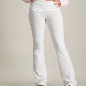 Yoga pants - Säljer mina vita yoga pants från Gina då ja inte får nån användning för det! Super bra skick och så himla fina! De passar perfekt som mjukisar nu till sommaren! Säljer billigt då ja vill få de sålt snabbt! Skriv för frågor/funderingar!💖