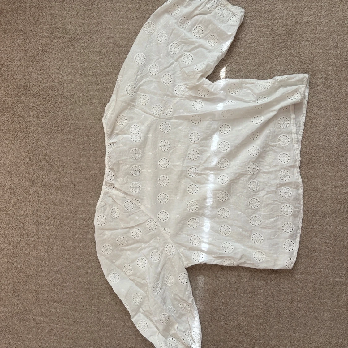 Vit blus med broderade detaljer från LC Waikiki - 2