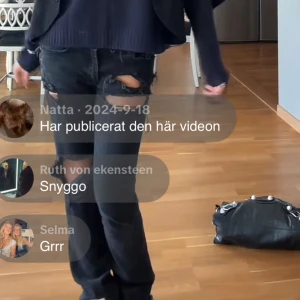 Svarta ripped jeans - Svarta jeans med stora slitningar över knäna och låren. Modellen är straight och byxorna har normal passform. Perfekta för en avslappnad och trendig look.