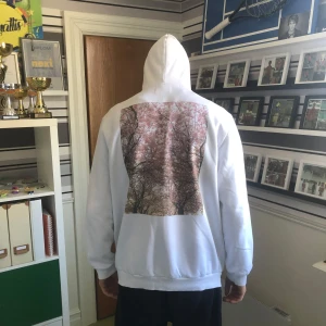 Pier One Hoodie 🌷 - Säljer en fet Hoodie med rosa bild på ryggen från Pier One. Står F@ke Romance på bröstet samt på luvan, storleken är L, jag är 185 cm och sitter stort på mig. (Passar 188cm+) Prsiet går att diskutera!