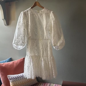 Student klänning - Helt magisk klänning som tyvärr är förstor för mig🥹Oanvänd och hur drömmig som helst! Den perfekta studentklänningen!! Älskar att den är öppen i ryggen och kvaliten känns så lyxig💙 Passar en 38/40. Nypris ca 7000 kr – säljer den billigt p.g.a. platsbrist i garderoben.  Jag har måtten från Borgo De Nors hemsida om du vill jämföra – skriv så skickar jag gärna! 🩷