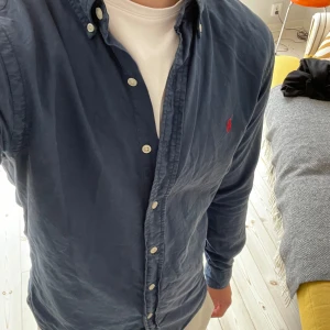 Ralph Lauren skjorta - Säljer nu denna feta Ralph lauren skjortan i riktigt bra skick, perfekt nu till sommaren. Storlek: S. Nypris: 1799kr. Mitt pris: 499kr. Skriv vid frågor eller för fler bilder! 🤩