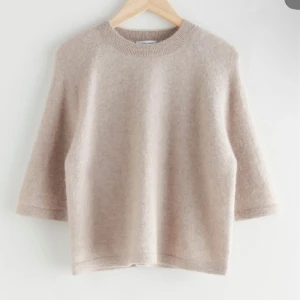 &Otherstories stickad tröja - Mysig beige stickad tröja med trekvartsärmar. Storlek XS!😊