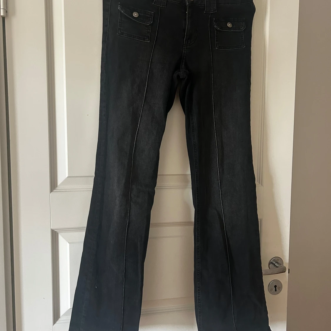 Svarta bootcut jeans med fickdetaljer