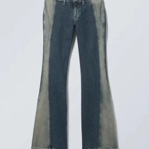 Utopia Jeans Weekday - Tyvärr för små för mig🥲 I mycket bra skick förutom en liten slitning längst ner på ena benet.
