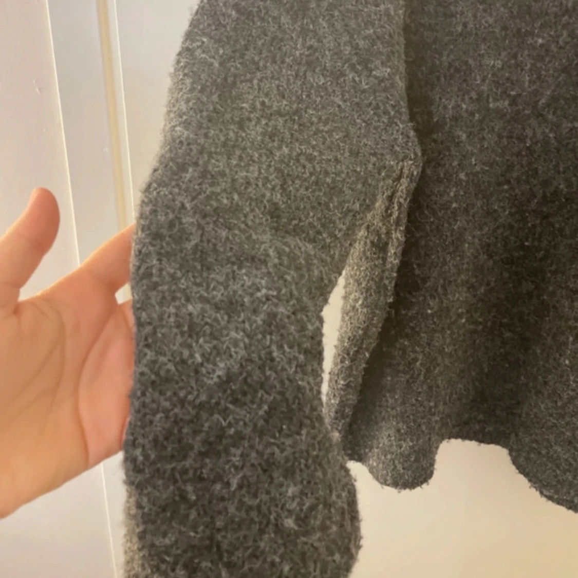 Mörkgrå stickad tröja - 2