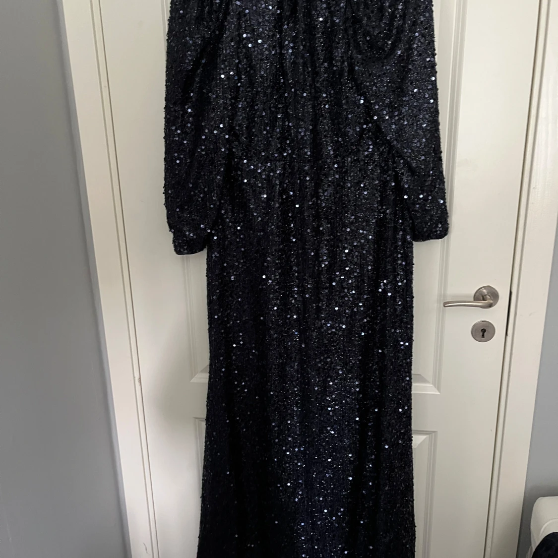 Mörkblå glittrig långklänning - 1