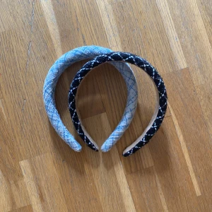 Två diadem❤️ - Säljer två trendiga diadem, ett i svartvitt rutigt tyg och ett i ljusblått rutigt tyg. Kan ändra mig om priset!❤️