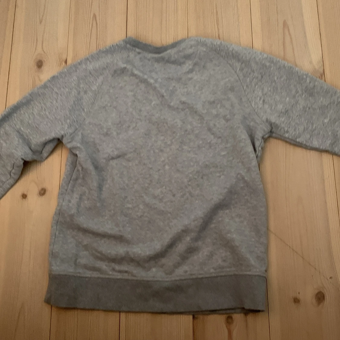 Grå sweatshirt från Gant med tryck - 1