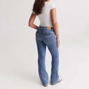 Helt nya jeans från Gina tricot  - Helt nya jeans från Gina!. Endast tvättade en gång och är som nya . Skriv om ni vill ha fler bilder på jeansen endast vid intresse 