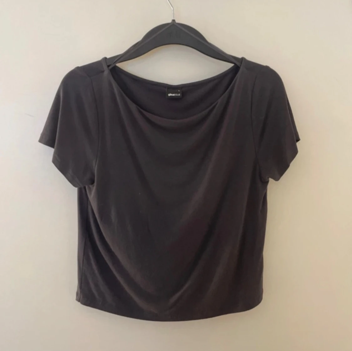 Svart croppad topp från Gina Tricot