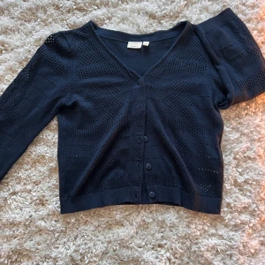 Marinblå kofta med småhål  - En super fin och unik kofta från name it med små hål. Storlek 134/140, korta ärmar 💞
