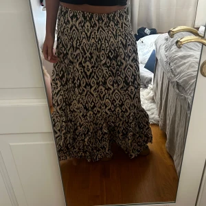Lång kjol - Superfin lång kjol från Zara som inte används då den är för kort för mig🌟 jag är 173💗