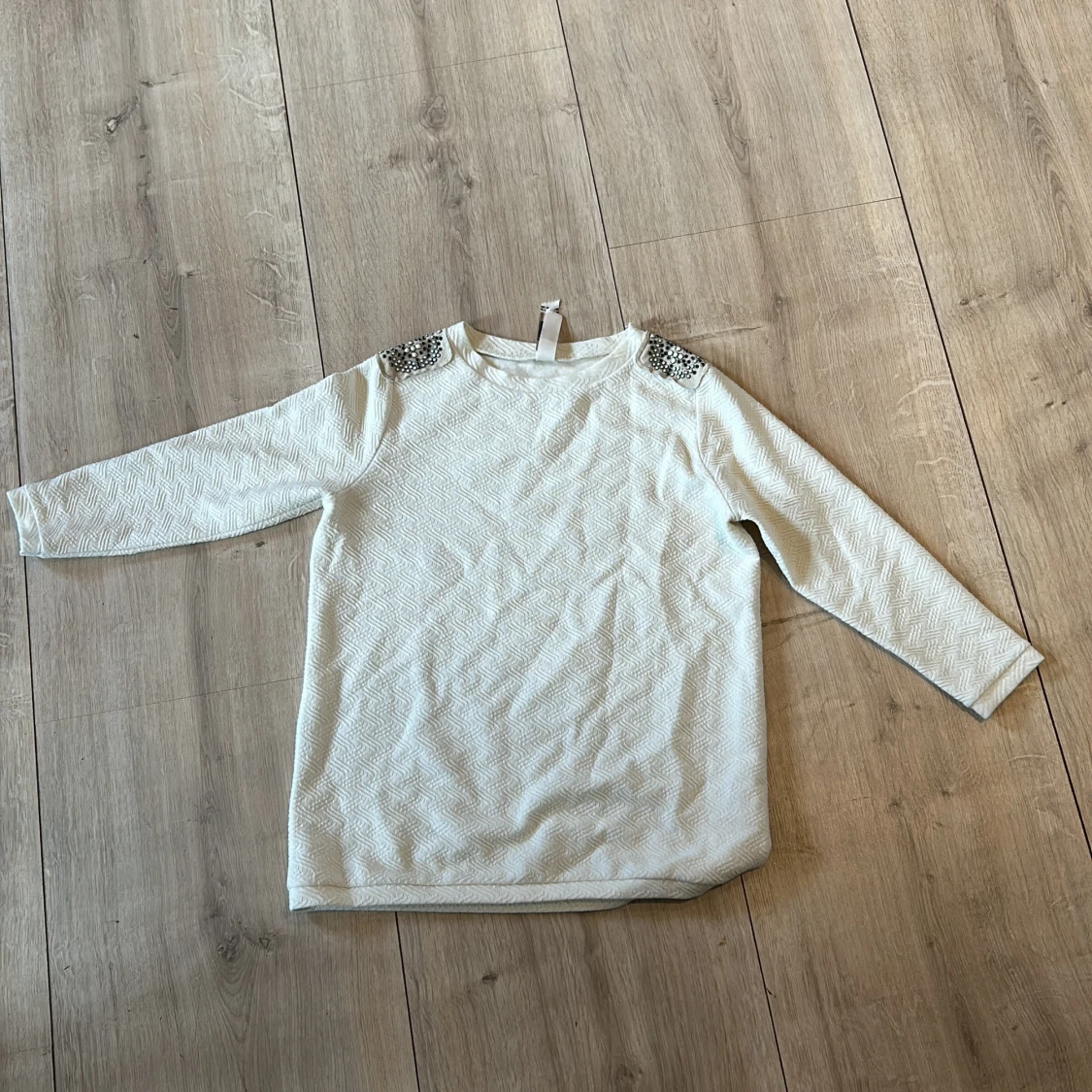 Vit långärmad tröja med detaljer från Pull&Bear