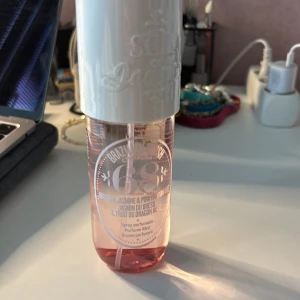 Cheirosa '68 Perfume Mist från Sol de Janeiro - En fräsch och exotisk body mist med doft av brasiliansk jasmin, drakfrukt, litchi, hibiskus, vanilj och solig mysk. Flaskan är genomskinlig med rosa vätska och har ett vitt lock med präglad logga. Rymmer 240 ml. Ny och oöppnad. Ny pris 479 hos Lyko 