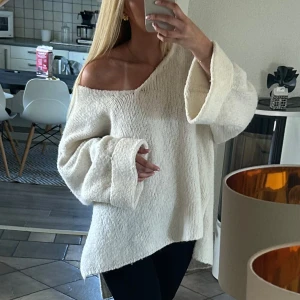 vit stickad tröja - superfin stickad tröja från gina som jag nu säljer! jag är normalt en S/M i överdelar men denna är i XL vilket gör att den sitter snyggt oversize på🥰