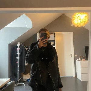 Zara jacka - Hej! Säljer en väldigt snygg Zara jacka som inte kommer till användning längre, den är i fint skick🩷