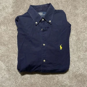 Ralph Lauren Skjorta - Säljer nu denna feta mörkblå Ralph Lauren skjorta i slim fit | Skick 8/10, inga flaws | Storleken är S, fits S/M | Bara att skriva vid frågor