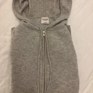 John Henric kashmir hoodie - Säljer min gråa Kashmir hoodie från John Henric i storlek M. Mycket bra skick, 9/10, använd endast fåtalet gånger. Nypris 2499kr, mitt pris 1199.