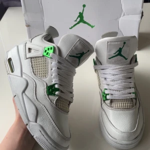 Jordan 4 metallic green - Säljer dessa sjukt skörna och snygga Jordan 4 metallic green | Storlek 39 | Skick 8/10 | Har bytt snören en gång. Skriv gärna vid frågor och annat🤩