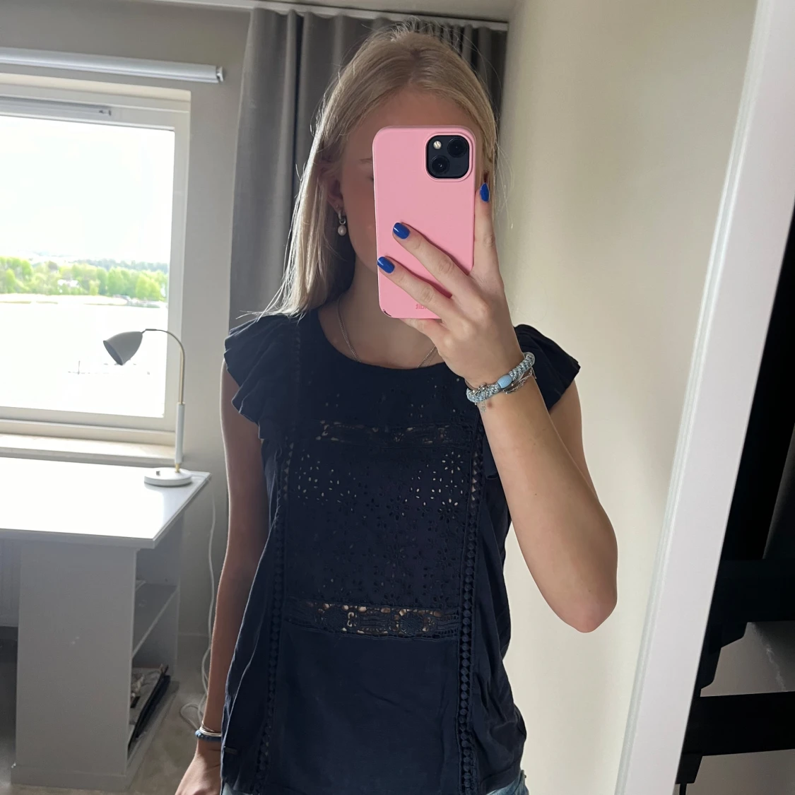 Mörblå blus med spetsdetaljer