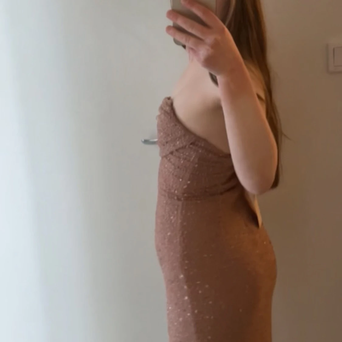 Glittrig champagnefärgad långklänning från Oh Polly - 1