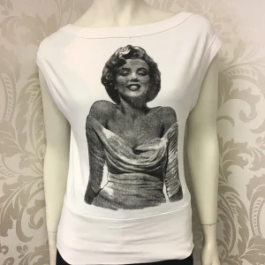Topp med Marilyn Monroe i onesize - Helt ny topp i lite stretchig bomullstrikå. Storlek onesize.
