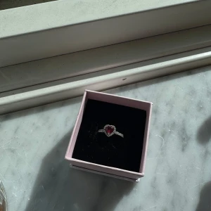 Pandora ring  - Knappt använd då jag använder guld🥰 inga repor och är i nyskick. Nypris 899, mitt pris 150 Storlek 50, dvs 16 mm i diameter och 50 mm i omkrets! Skulle säga att det är som en S i ringar man kan köpa på tex Gina eller H&M