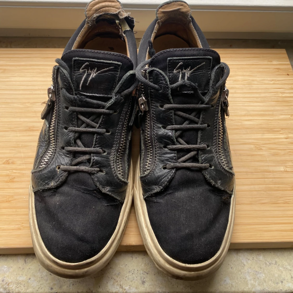 Svarta sneakers med dragkedja från Giuseppe Zanotti - 2