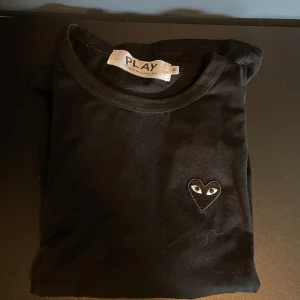 Svart CDG T-shirt - Tja, säljer denna riktigt snygga o unika CDG T-shirten i storlek M. Tröjan är använd ett par tillfällen men är i väldigt bra skick. Har prislapp kvar som jag kan leta på om de skulle vilja ses. Nypris ligger över 2000 kr, mitt pris enbart 499. Hör gärna av dig innan du köper eller vid andra funderingar!👊