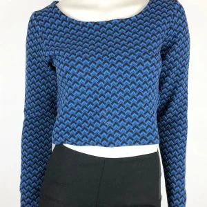 Lite kortare Topp fr Desires M - Lite kortare snygg Topp i lite tjockare material. Skön och stretchig. Storlek  M. Material i stretchig polyester och elastan.