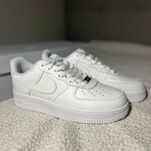Nike Air Force 1 vita - Säljer dessa vita Nike air force storlek 41 då de aldrig blivit använda, nyskick alltså. Hör av dig vid funderingar!