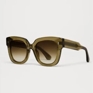 Chimi solglasögon - Säljer mina supersnygga mörk gröna chimi glasögon. Modell 08 och köptes förra året. Är i mycket gott skick och säljer då jag tyvärr inte använt de så mycket💕Skriv om ni vill ha bilder på dem💓