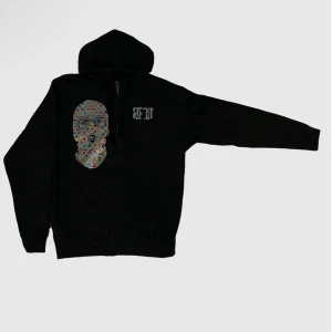 Svart hoodie från bvaldi - Intressekoll på denna fina Hoodie med dragkedja. Använt ett par gånger men inte mer än så. Ser inga släpp eller några diamanter som trillat av. Nypris 1299