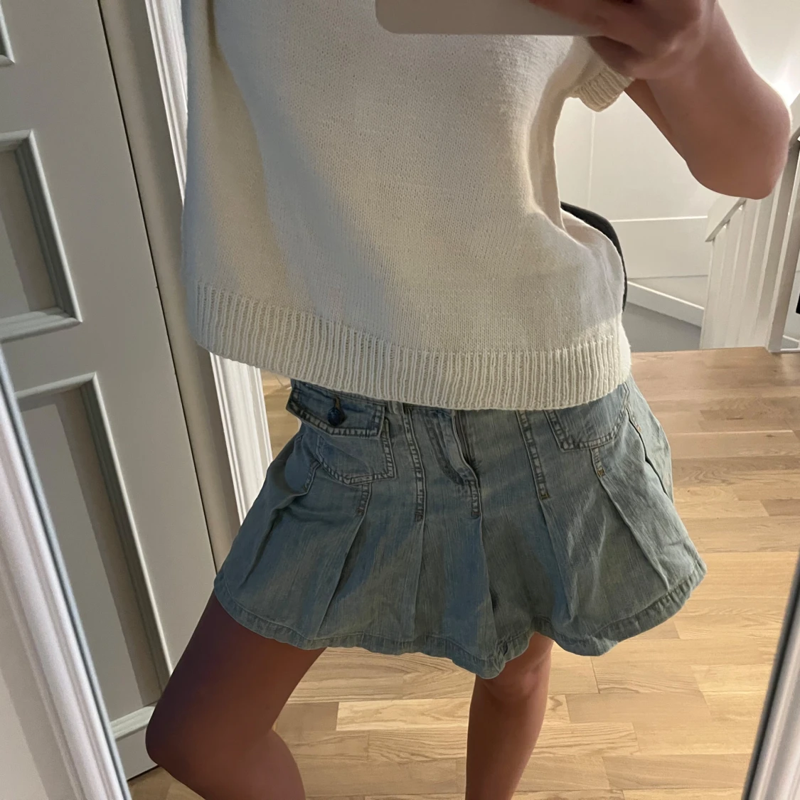 Ljusblå jeanskjol med veck