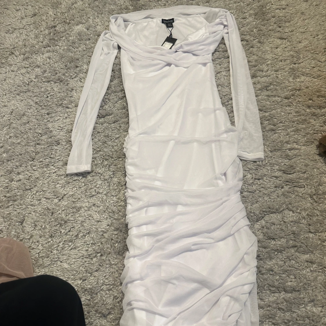 Vit långklänning från Boohoo