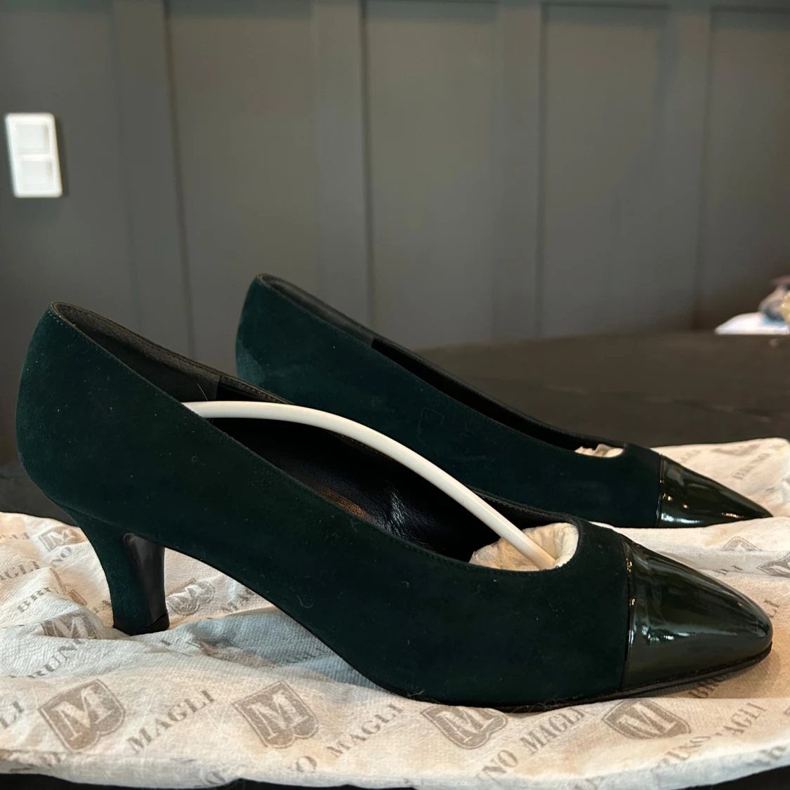 Mörkgröna pumps med lackad tå från Bruno Magli  - 1